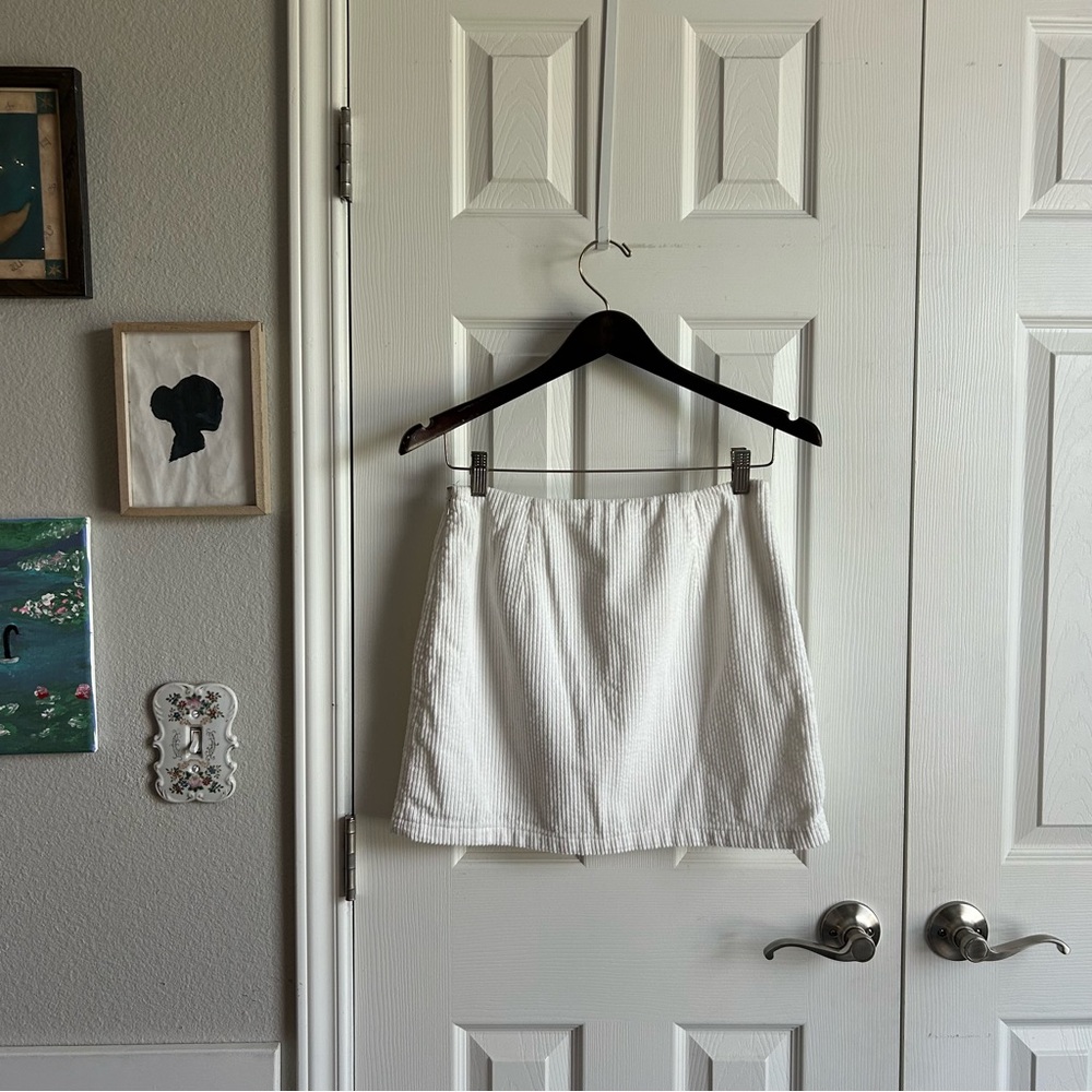 Glassons bright white corduroy mini skirt w/ side zipper - Picture 6 of 6